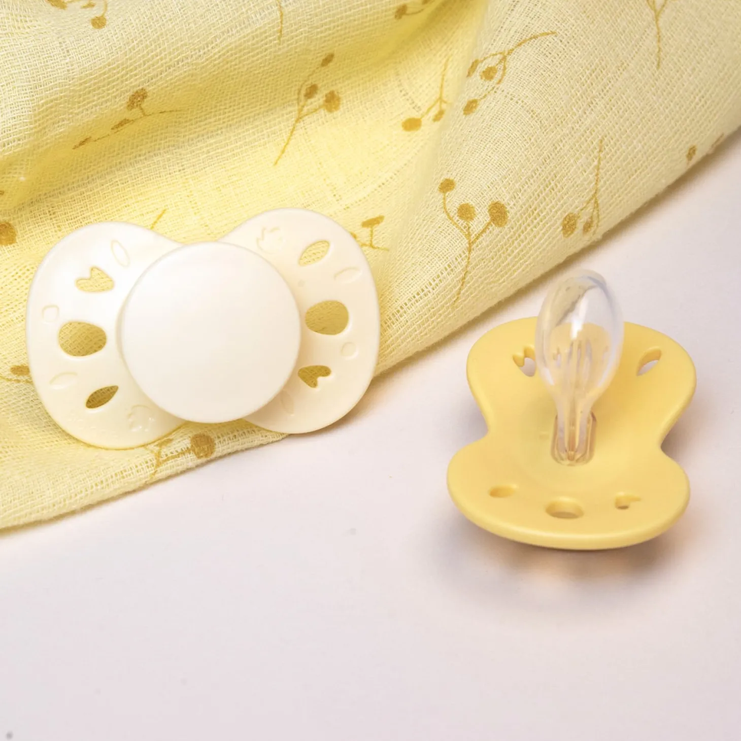 Biolane Sucettes anatomiques Essentielle Jaune Clair Et Foncé 18 mois +
