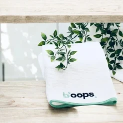 B'oops                    Serviette d'allaitement 2 en 1 qui protège des fuites de lait et régurgitations de bébé    Blanche