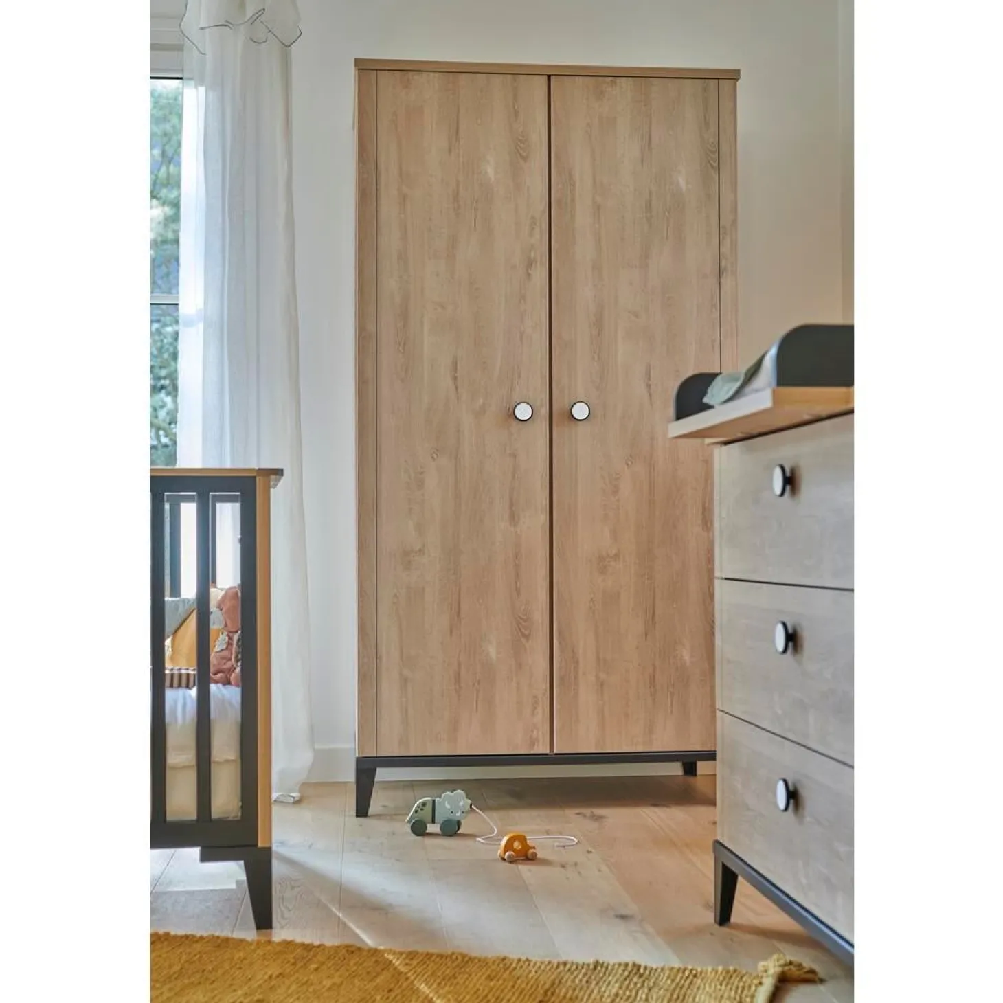 Chambre bébé complète Marcel Chêne Blond Et Noir : Lit 70x140, Commode 3 tiroirs, Armoire 2 portes de Galipette