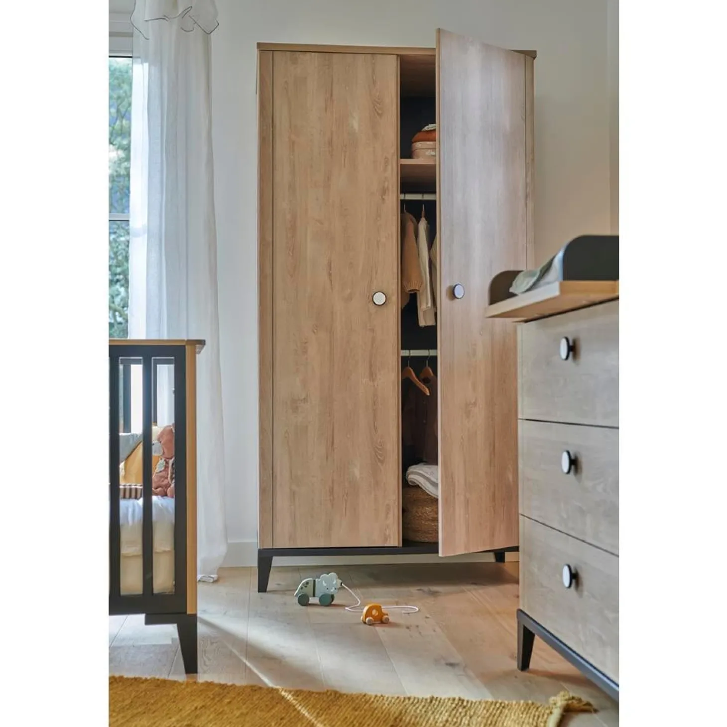 Chambre bébé complète Marcel Chêne Blond Et Noir : Lit 70x140, Commode 3 tiroirs, Armoire 2 portes de Galipette