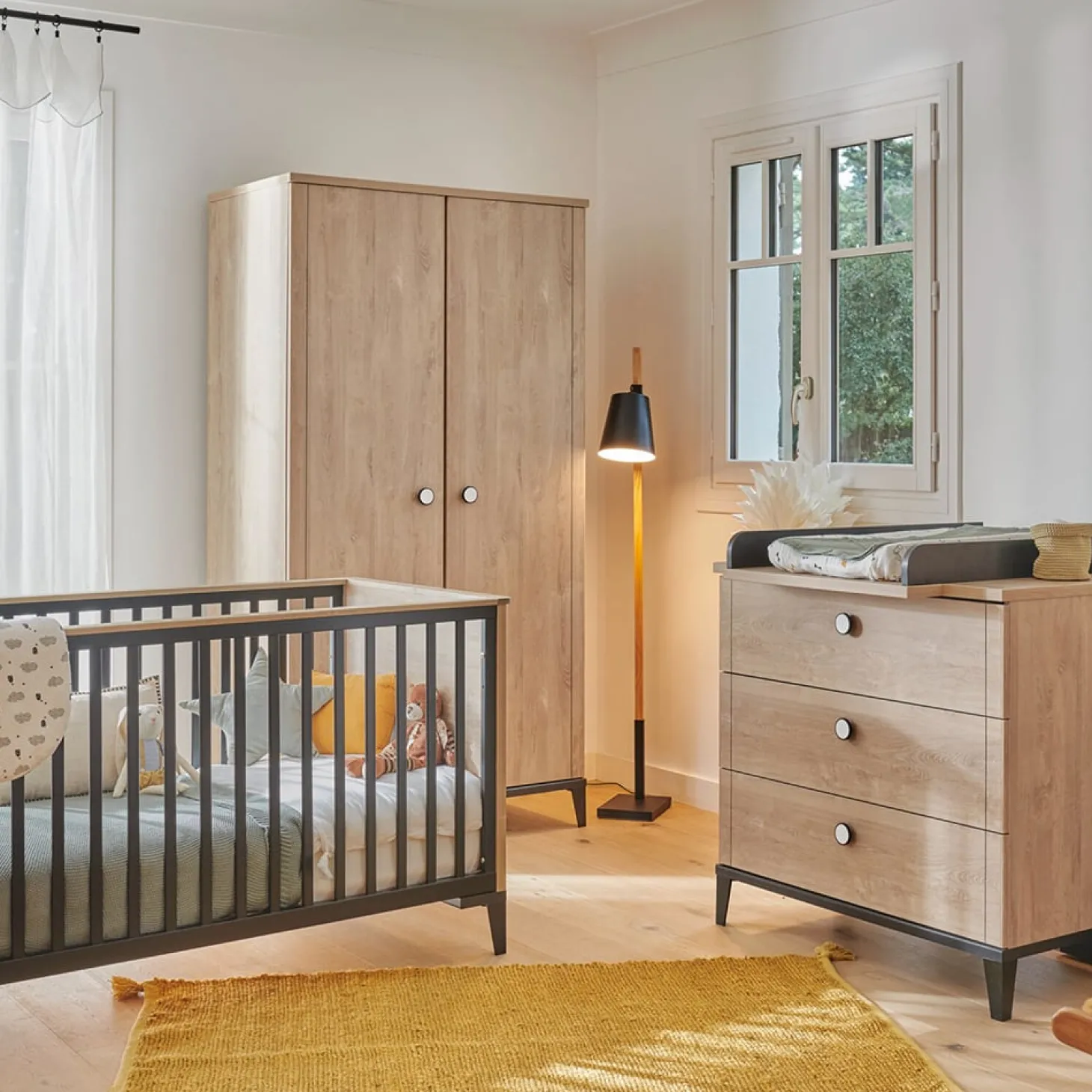 Chambre bébé complète Marcel Chêne Blond Et Noir : Lit 70x140, Commode 3 tiroirs, Armoire 2 portes de Galipette