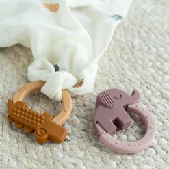 Done by Deer                    2 anneaux de dentition    Deer Friends Moutarde/Rose            Elphee: 7,6x8,3x2 cm. Croco: 8x7,6x1,5 cm.