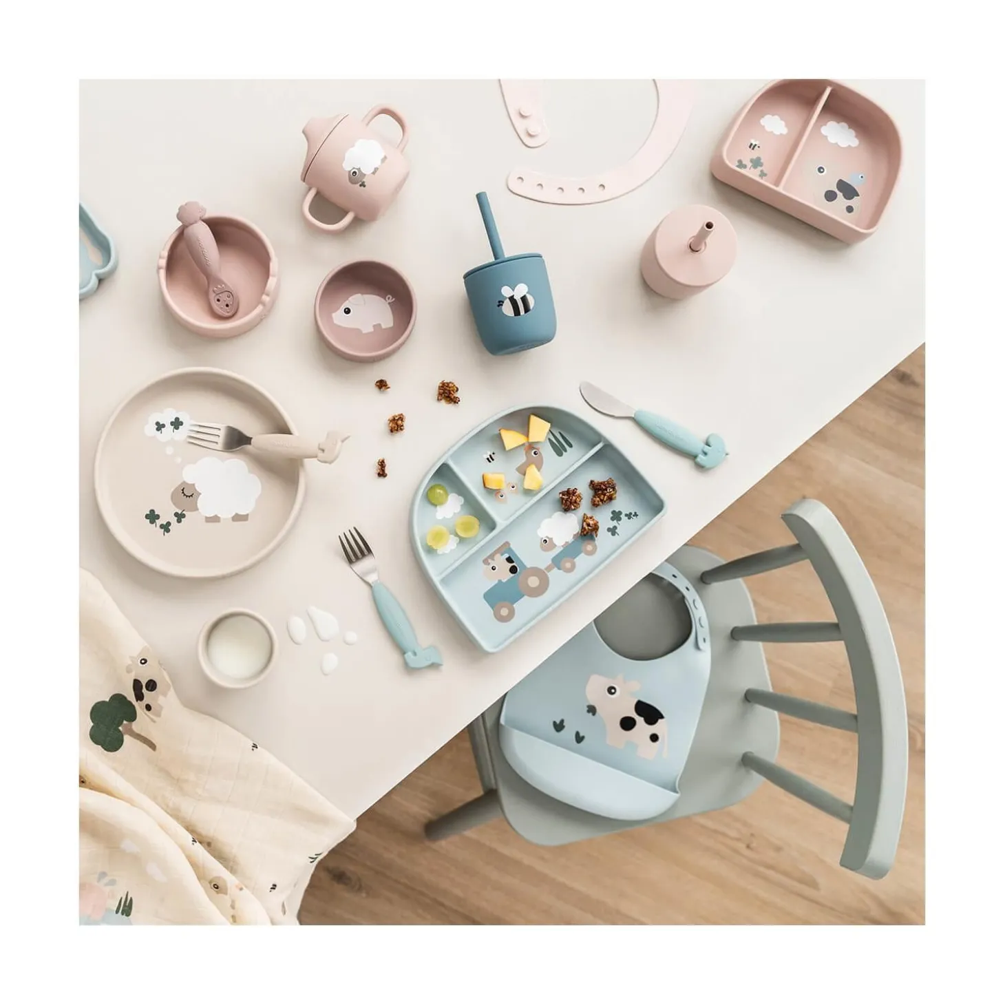 Done by Deer Assiette ventouse compartiments Tiny farm Stick&Stay Bleu