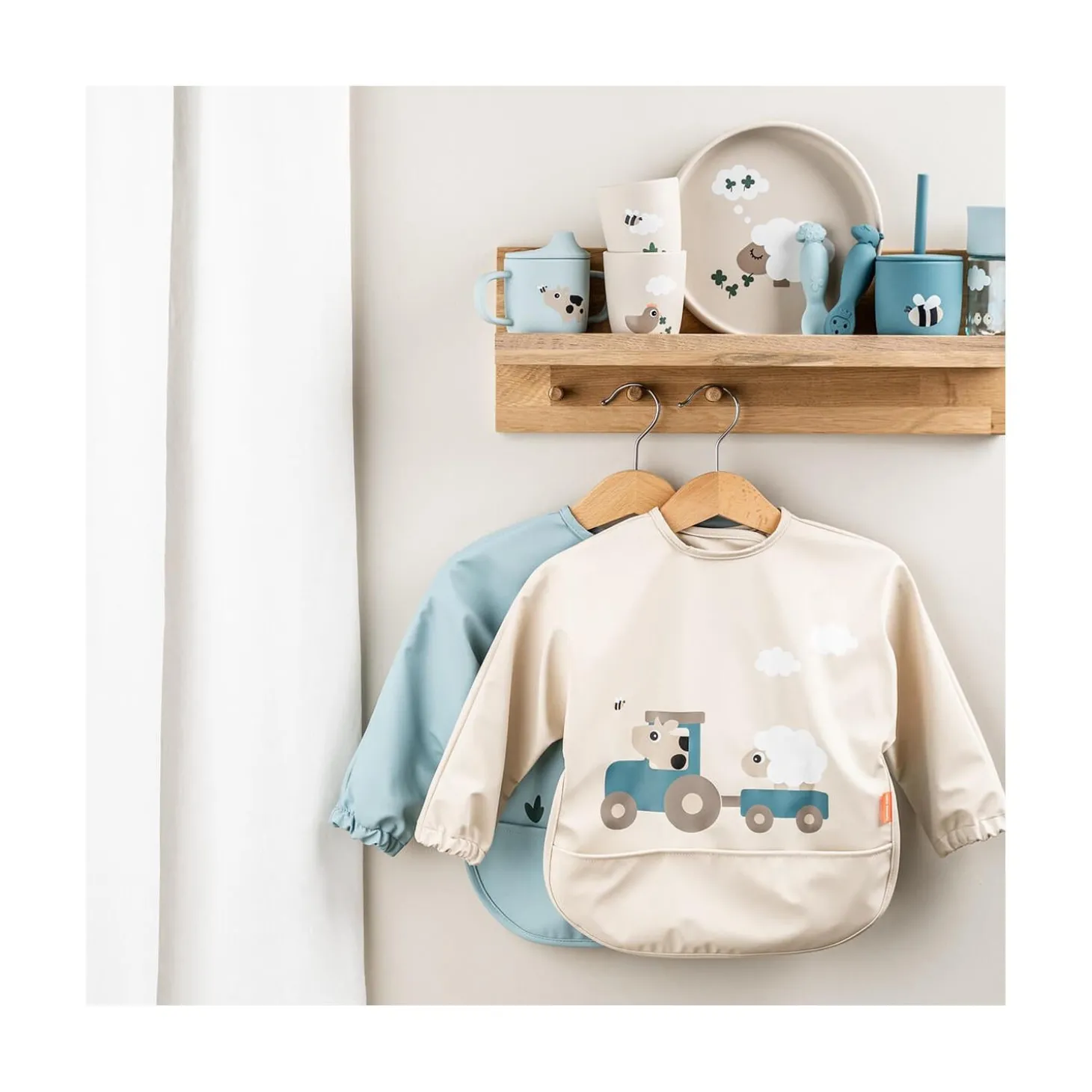 Done by Deer Bavoir avec manches & poche Stripes Vert