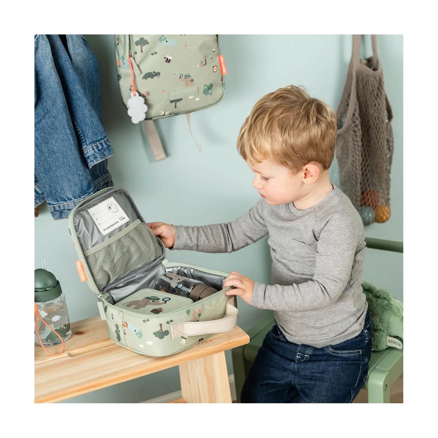 Done by Deer Boîte à goûter PM avec piques pour snacks Tiny trails Vert