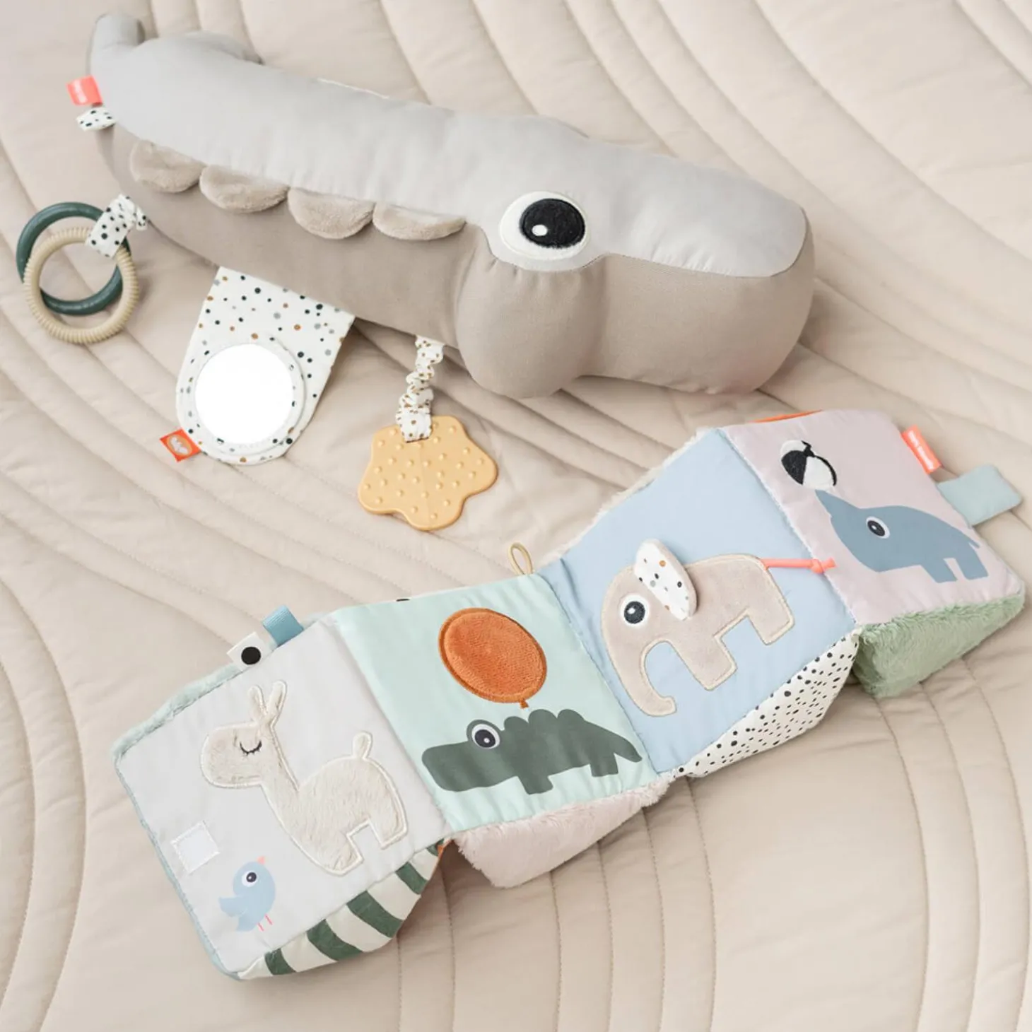 Done by Deer Cube sensoriel dépliable Deer friends Multicolore