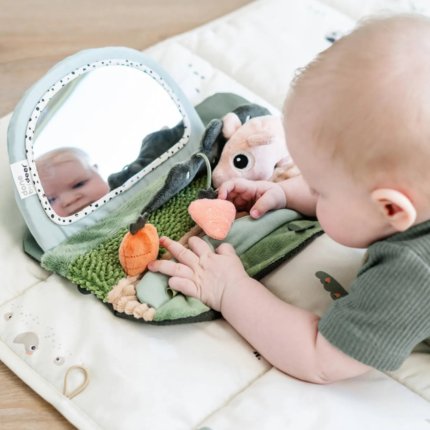 Done by Deer Miroir d'éveil Tummy time Tiny farm Multicolore