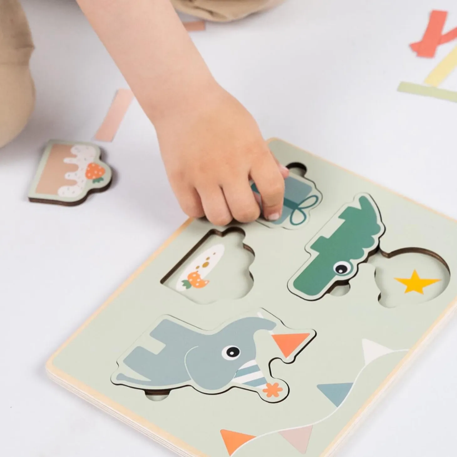 Done by Deer Premier puzzle encastrable Celebration Multicolore