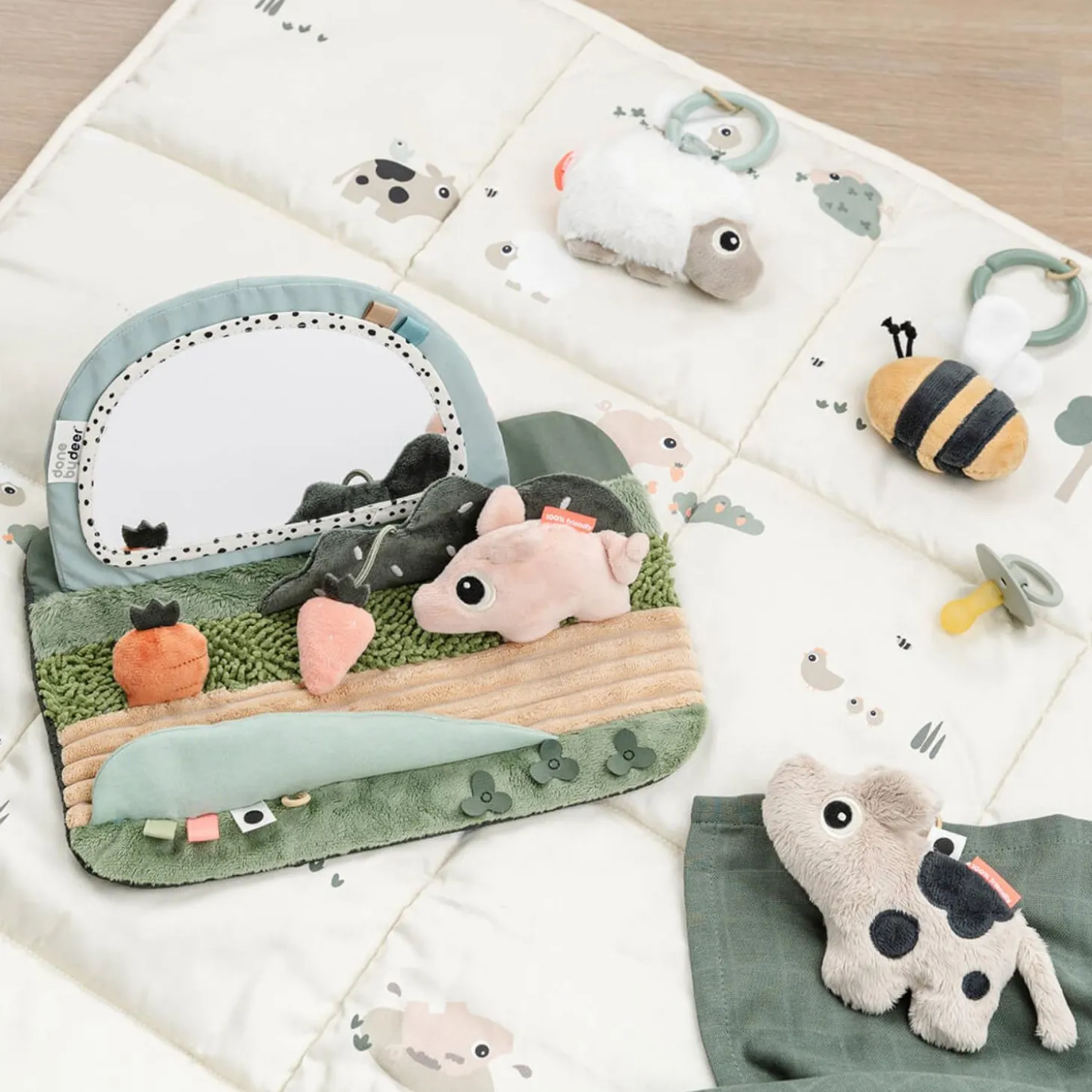 Done by Deer Tapis d'éveil Tiny farm Sable