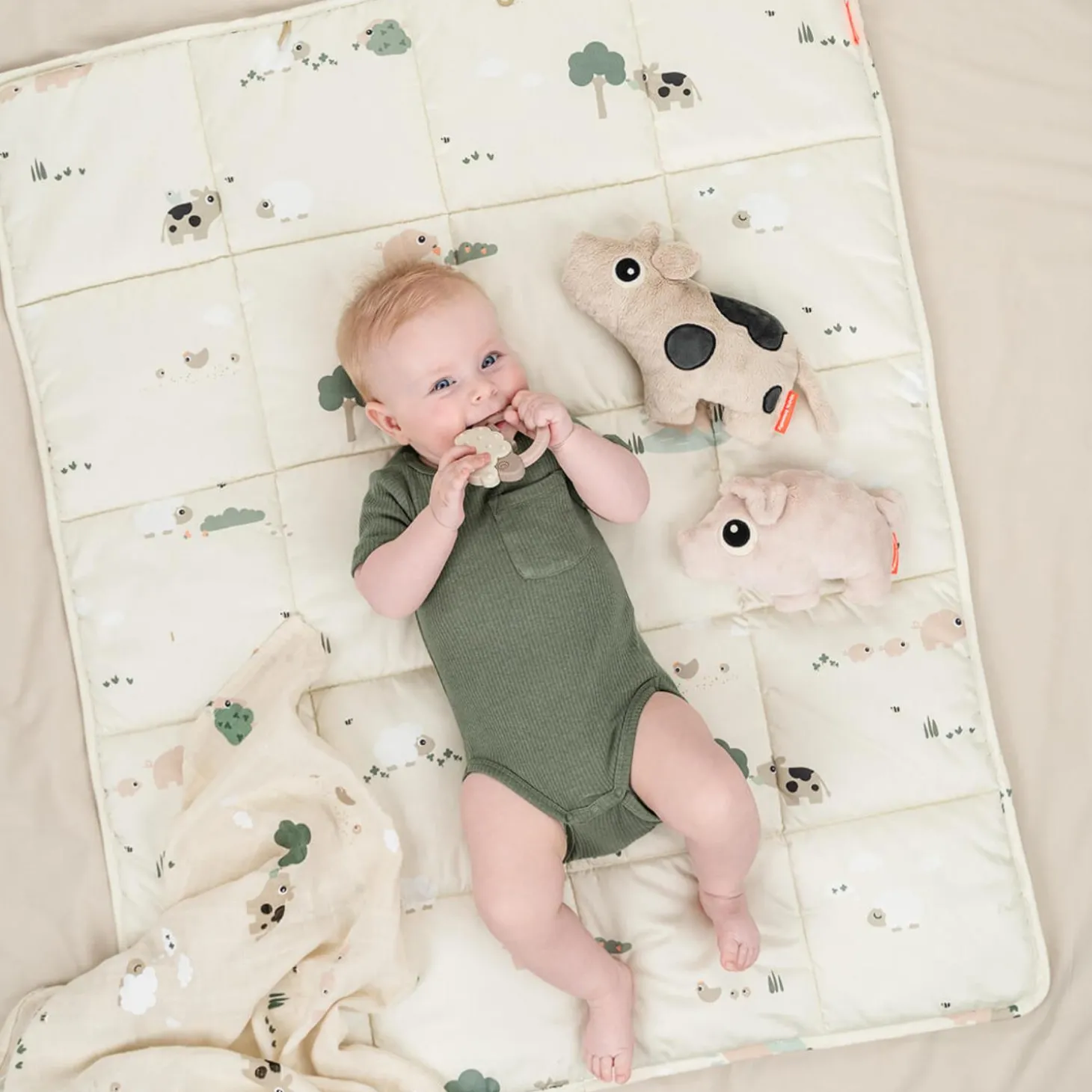 Done by Deer Tapis d'éveil Tiny farm Sable