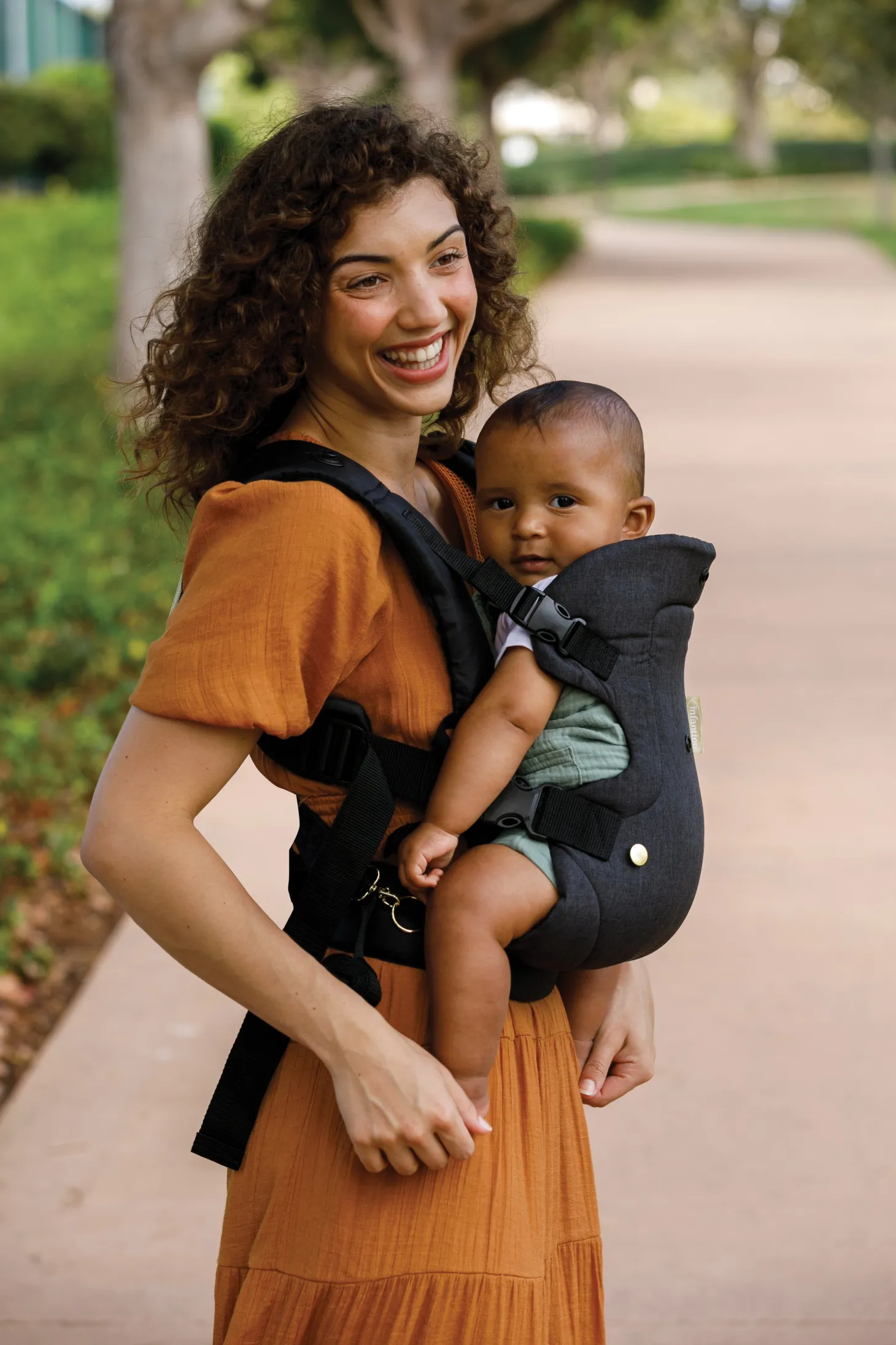 Infantino Porte bébé - Flip 4-en-1 Denim Noir et Or