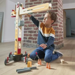 Janod                    Grande Grue en Bois - Grue Mobile - Hauteur 74 cm - 12 accessoires - Facile à manipuler    Jaune