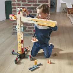 Janod                    Grande Grue en Bois - Grue Mobile - Hauteur 74 cm - 12 accessoires - Facile à manipuler    Jaune