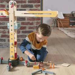 Janod                    Grande Grue en Bois - Grue Mobile - Hauteur 74 cm - 12 accessoires - Facile à manipuler    Jaune