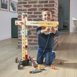 Janod                    Grande Grue en Bois - Grue Mobile - Hauteur 74 cm - 12 accessoires - Facile à manipuler    Jaune
