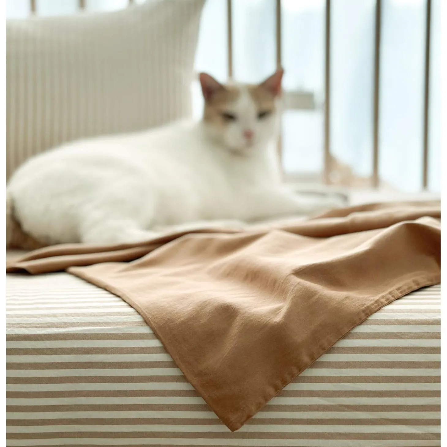 Kadolis Drap housse bébé Percale de Coton Bio Rayé Ambre 70x140 cm