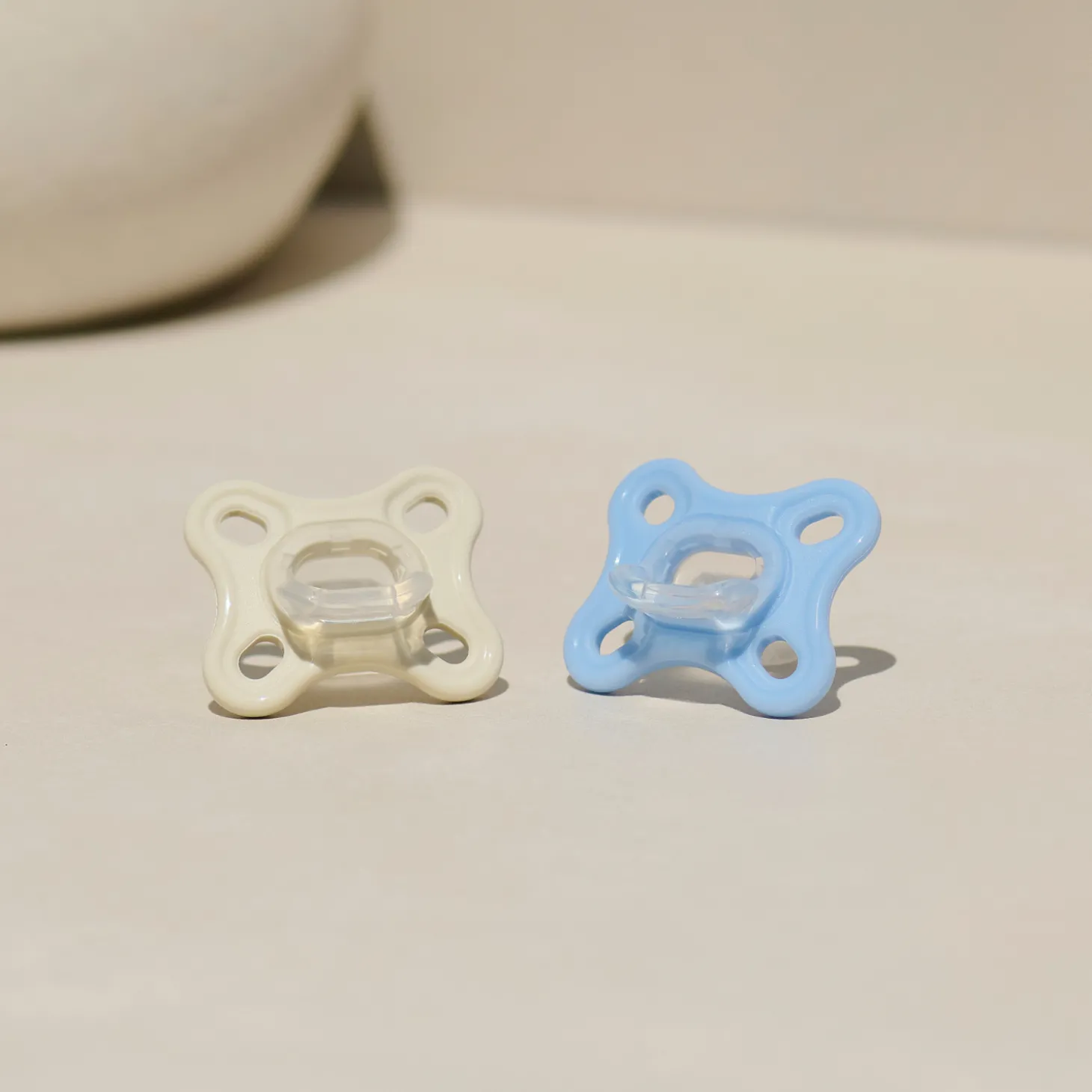 MAM BABY Lot de 2 Sucettes Comfort silicone Boîte de stérilisation Blanc 2 - 12 mois
