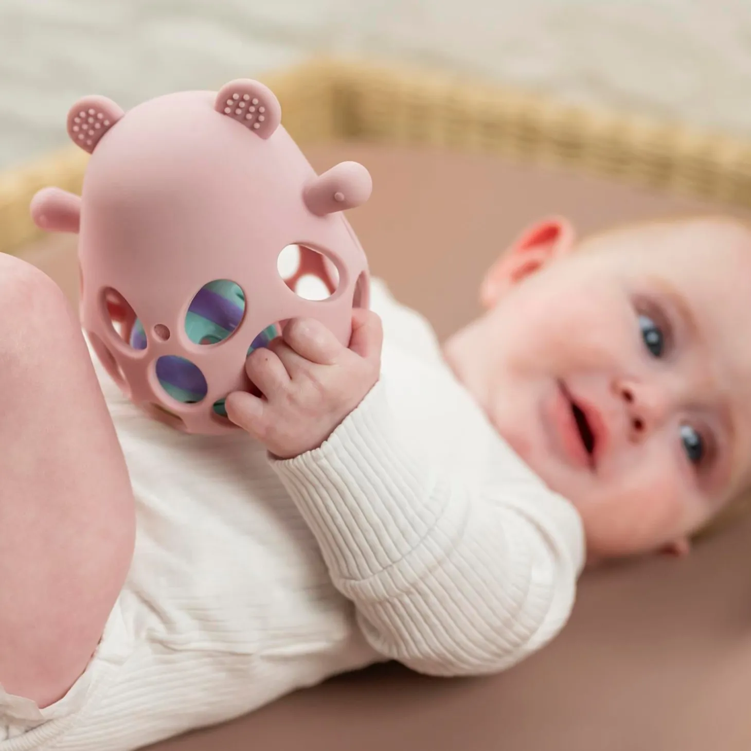Nattou Ours hochet avec balle Silicone Rose
