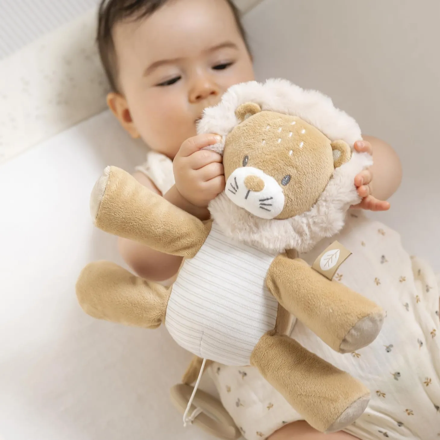 Nattou Peluche musical lion Ernest Beige