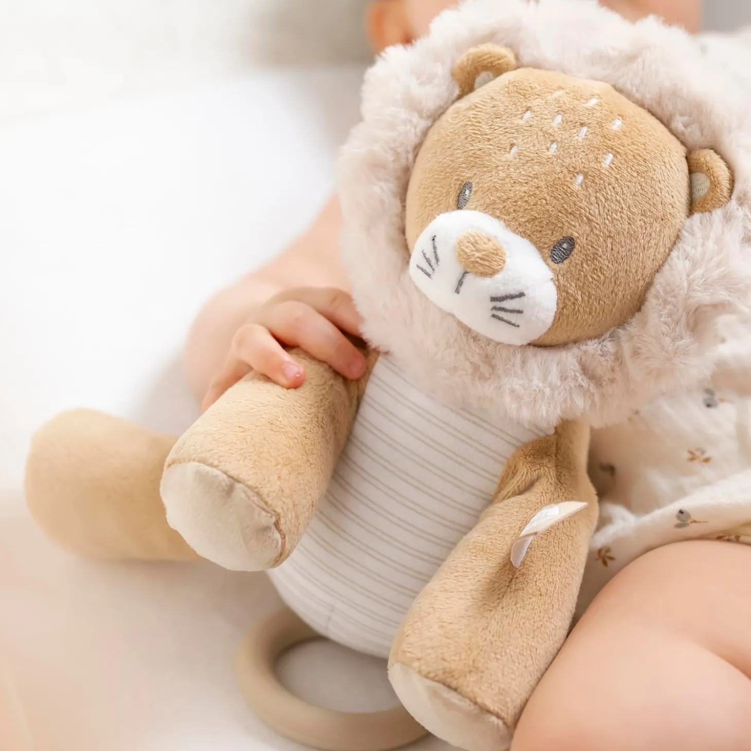 Nattou Peluche musical lion Ernest Beige