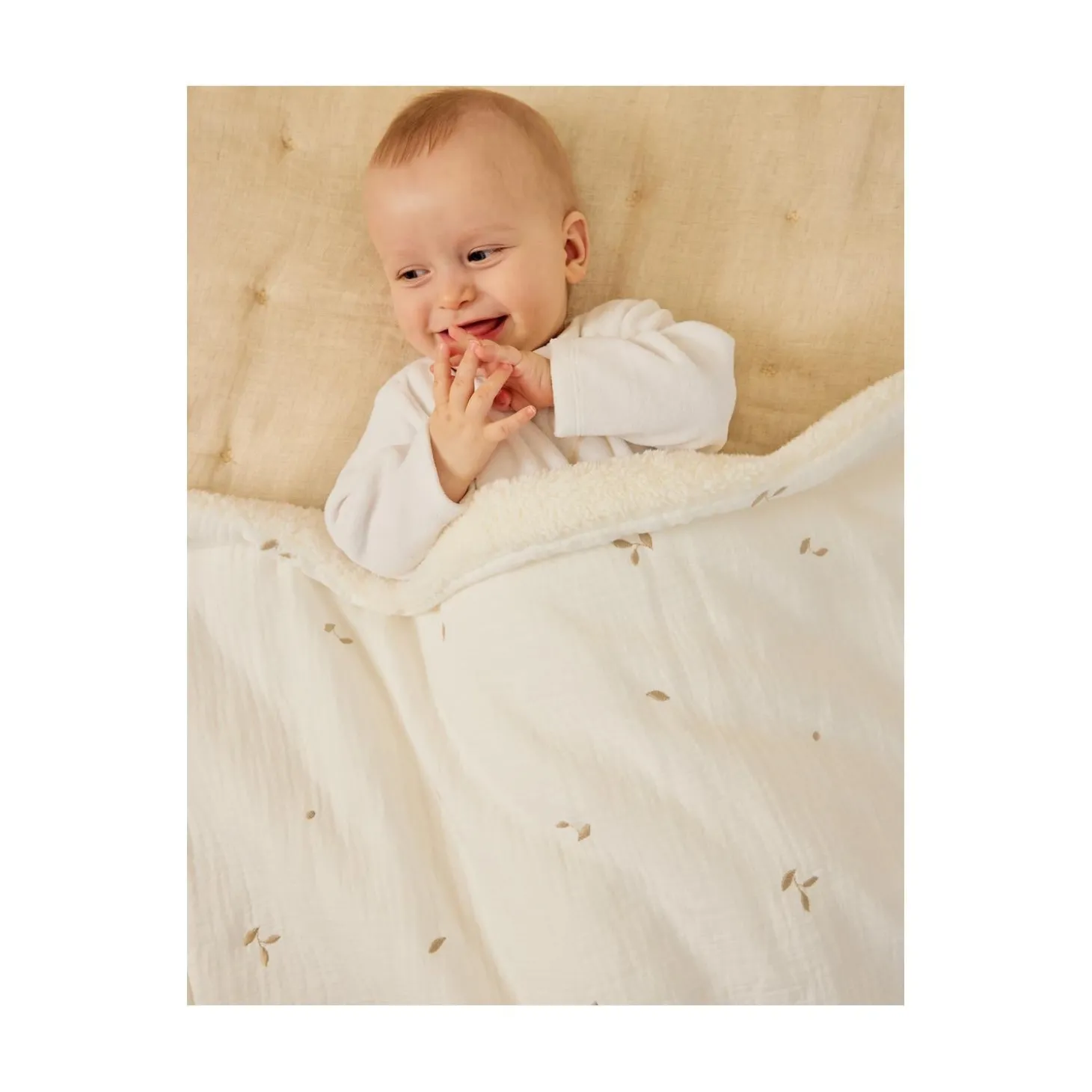 Noukie's Couverture mousseline brodée et sherpa F&O Ecru 75x100 cm