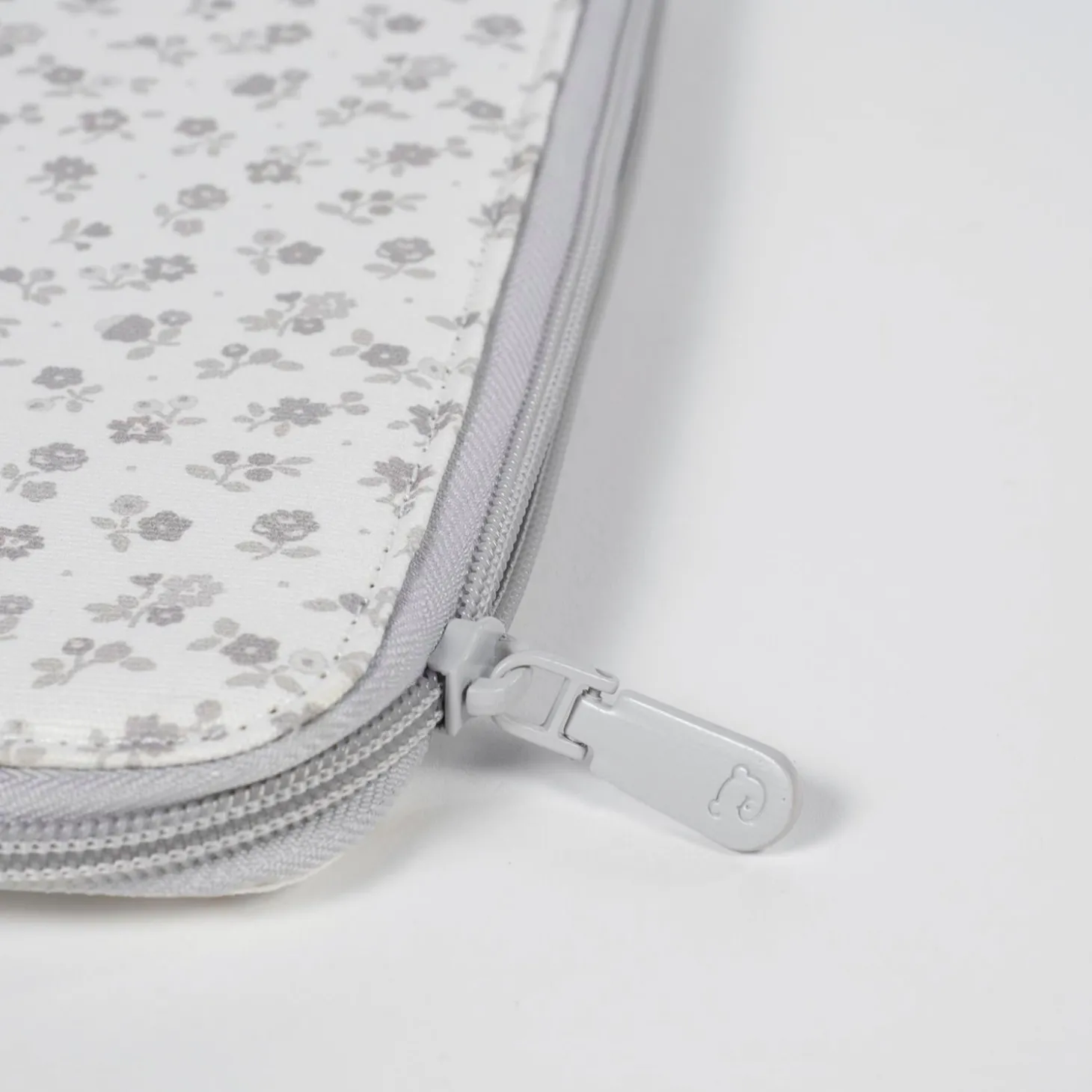 Pasito a Pasito Protège Carnet de Santé Little Bloom Fleurs Gris