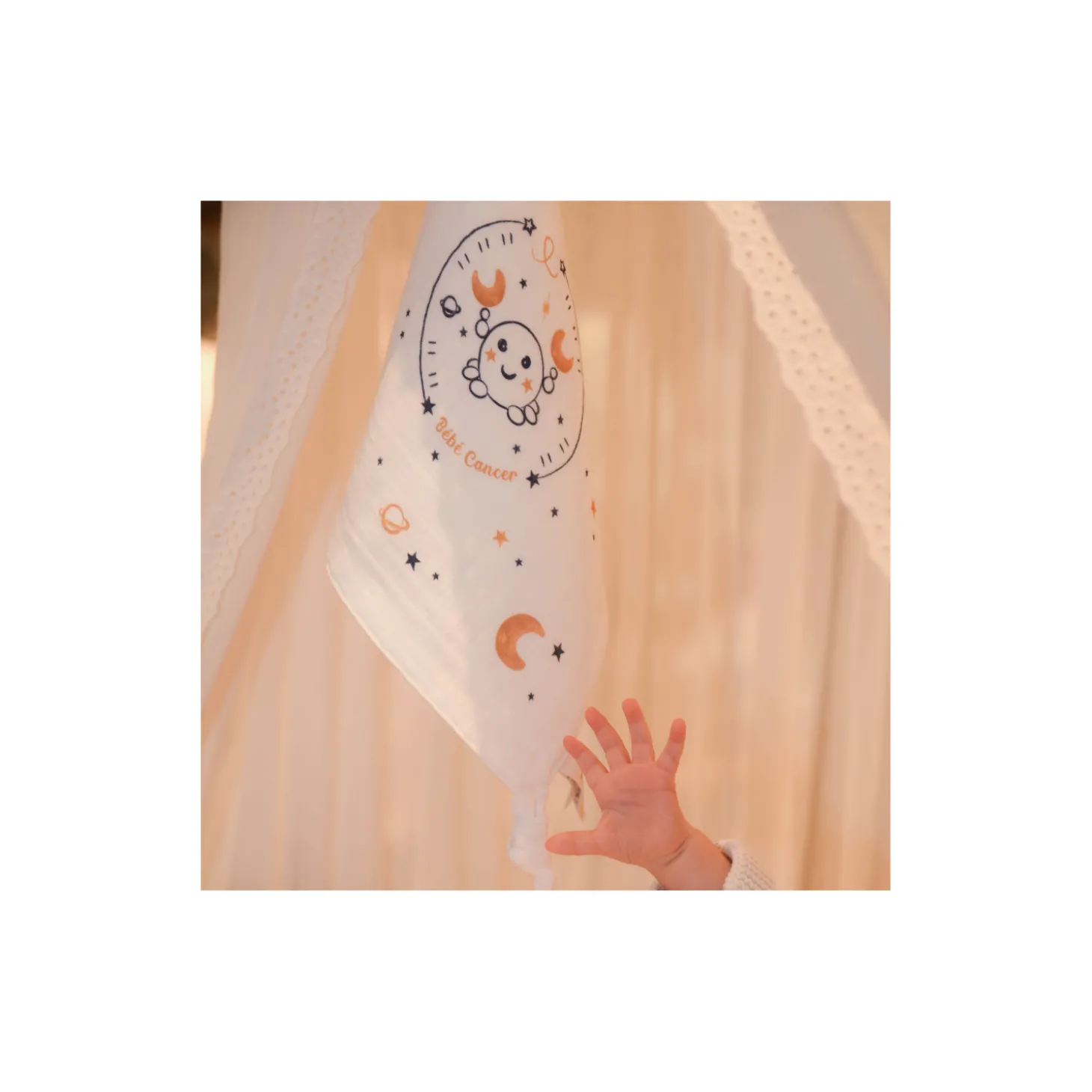 Tom&Mila Doudou Plat Astro Cancer Blanc/Bleu