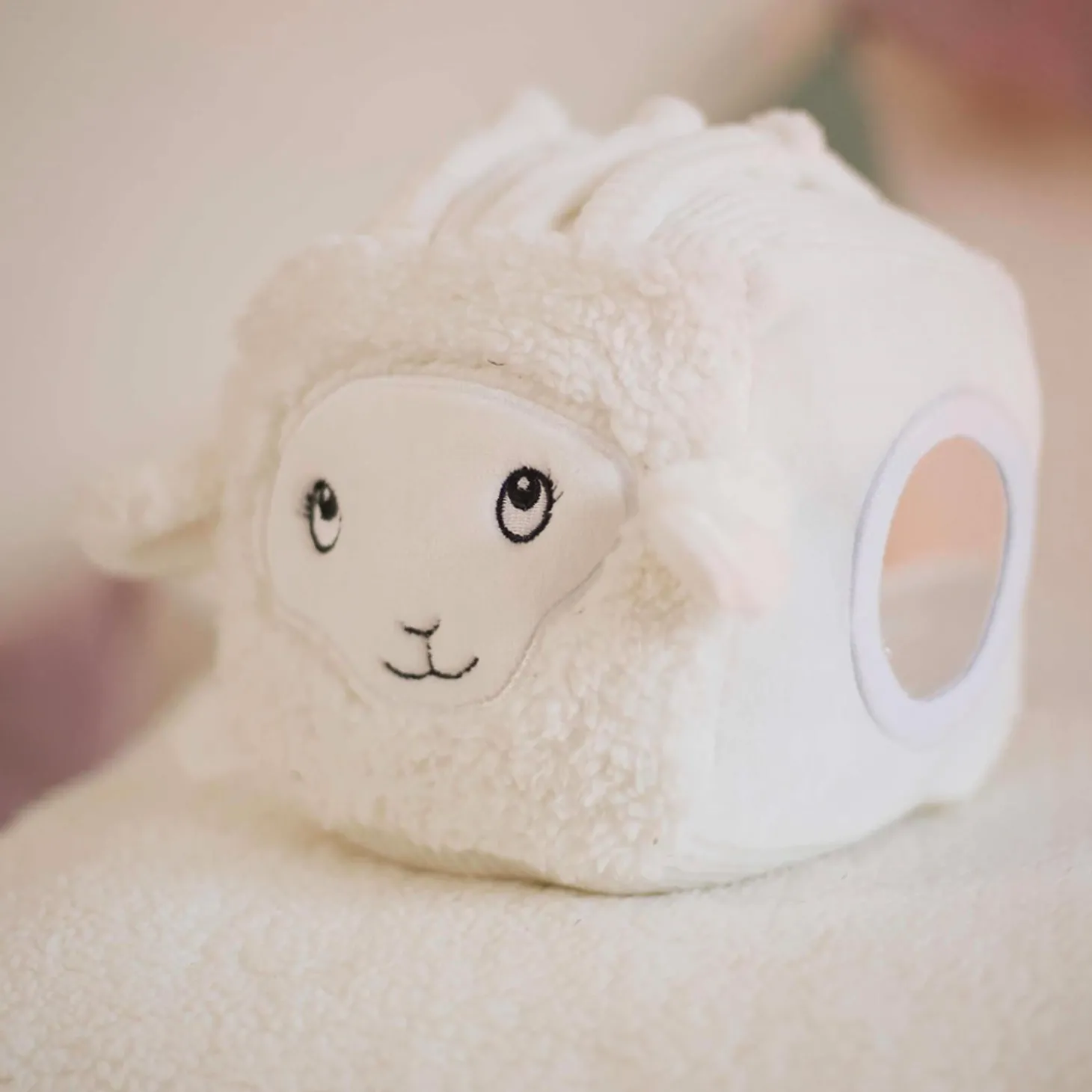 Trois Kilos Sept Cube d'eveil mouton Wooly Ecru