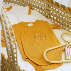 Trois Kilos Sept                    Lot de 2 bodys manches courtes Alphabet    Moutarde            Naissance