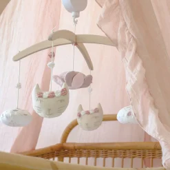 Trois Kilos Sept                    Mobile musical en bois rose et lili    Blanc, Rose Poudré, Lin
