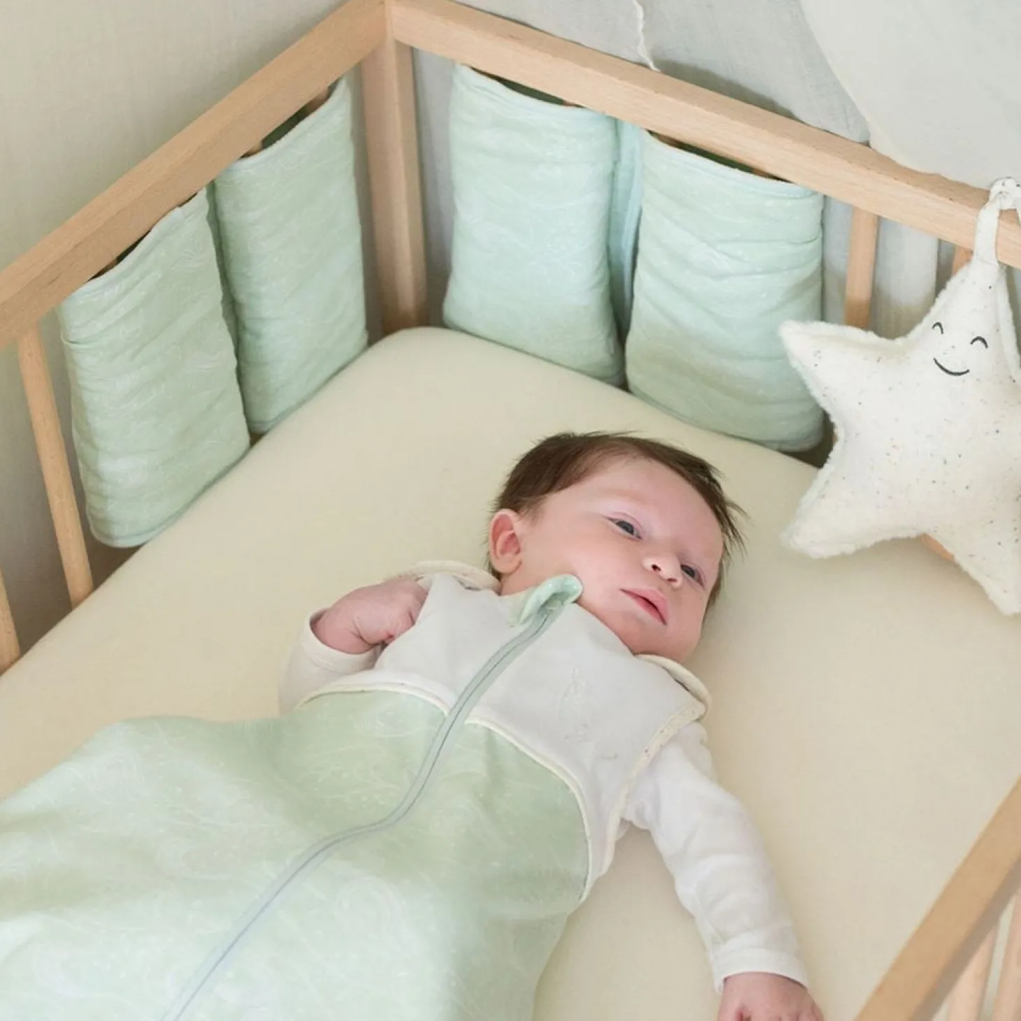 Trois Kilos Sept Tour de lit modulable Au large de Nova Vert/ Beige